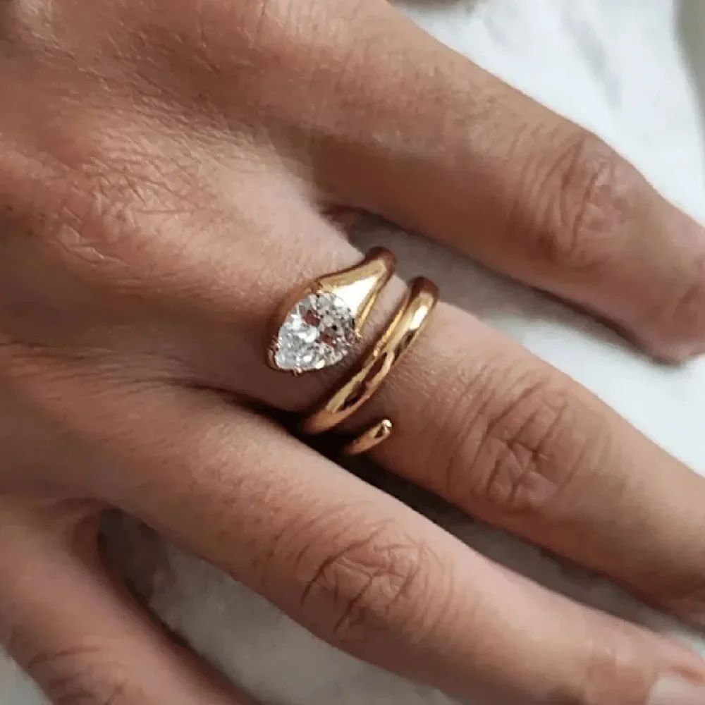 Gold and diamond Ring Q392